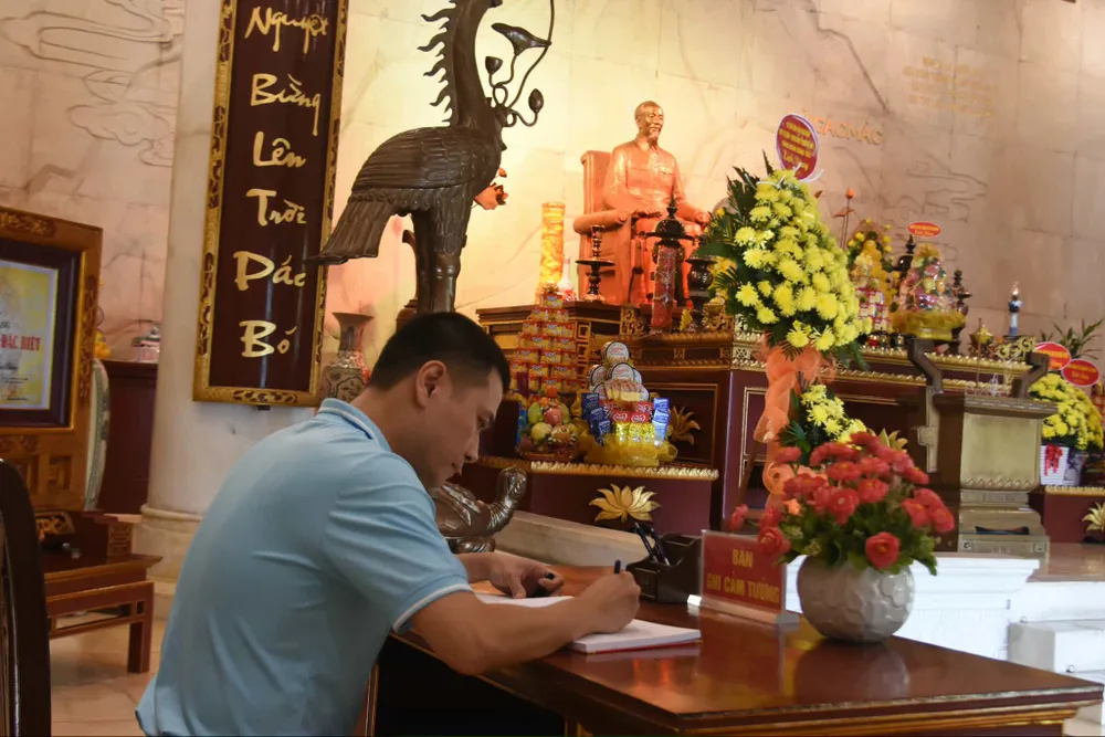Đồng chí Nguyễn Việt Long, Phó trưởng Ban Tuyên giáo và Dân vận Thành ủy TPHCM viết cảm tưởng tại Đền thờ Chủ tịch Hồ Chí Minh 1000005298.jpg