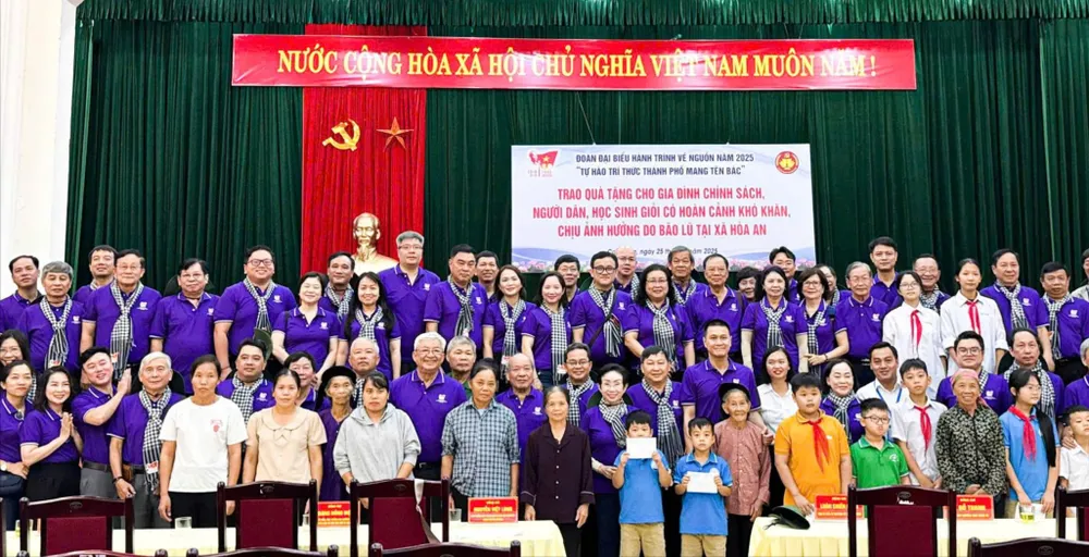 Các đại biểu chụp hình lưu niệm với người dân, học sinh giỏi có hoàn cảnh khó khăn tại xã Hòa An, tỉnh Cao Bằng 1000005313.jpg