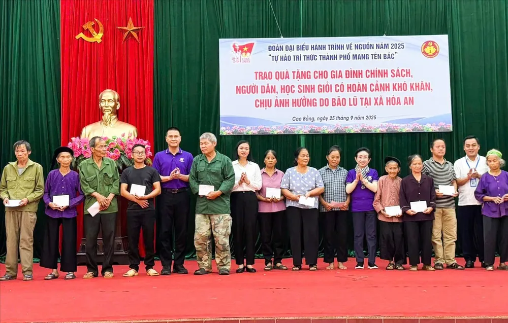 Đồng chí Nguyễn Việt Long trao tặng quà đến gia đình chính sách tại xã Hòa An, tỉnh Cao Bằng 1000005322.jpg