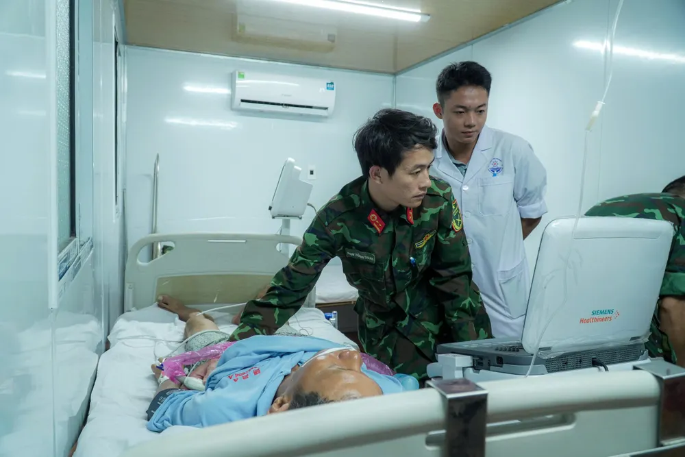 Các bác sĩ đang thăm khám cho người bệnh 1000005328.jpg