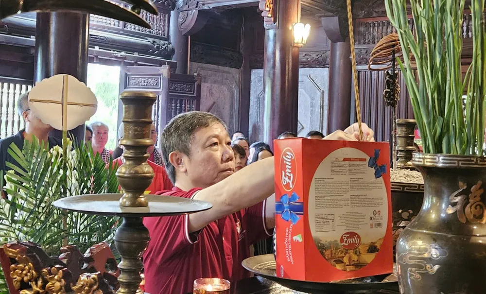 Đồng chí Dương Anh Đức, Trưởng Ban Tuyên giáo và Dân vận Thành ủy TPHCM, dâng hương tưởng nhớ Chủ tịch Hồ Chí Minh 1000005335.jpg