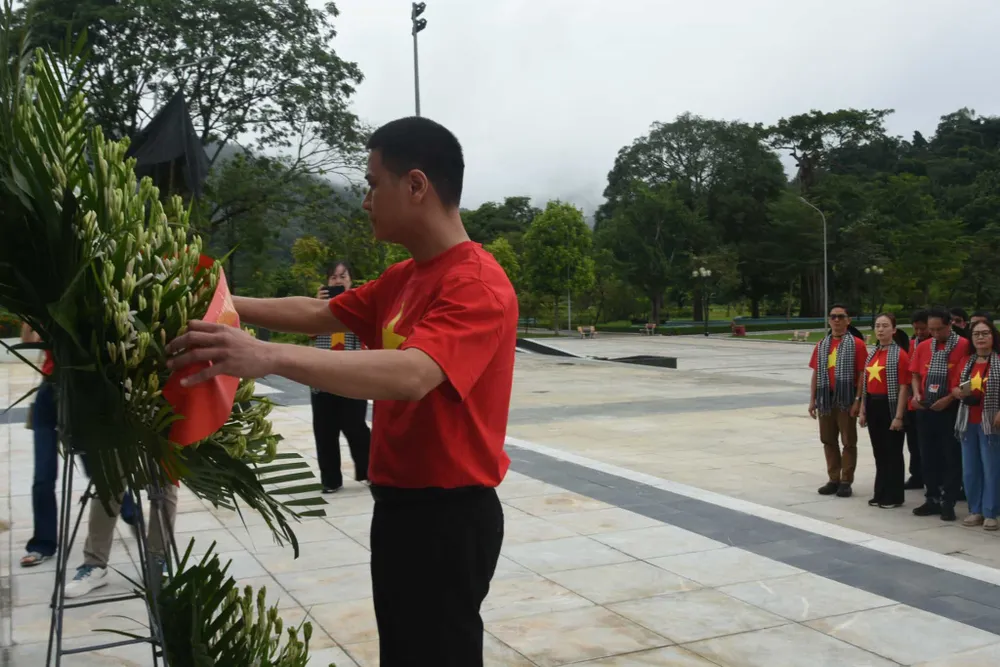 Đồng chí Nguyễn Việt Long, Phó Trưởng Ban Tuyên giáo và Dân vận Thành ủy TPHCM, chỉnh trang vòng hoa viếng Bác tại Tượng đài Bác Hồ ở Tân Trào 1000005336.jpg