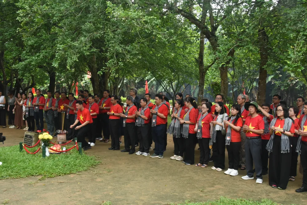 Đoàn đại biểu dâng hương tại Đình Tân Trào DSC_4188.JPG