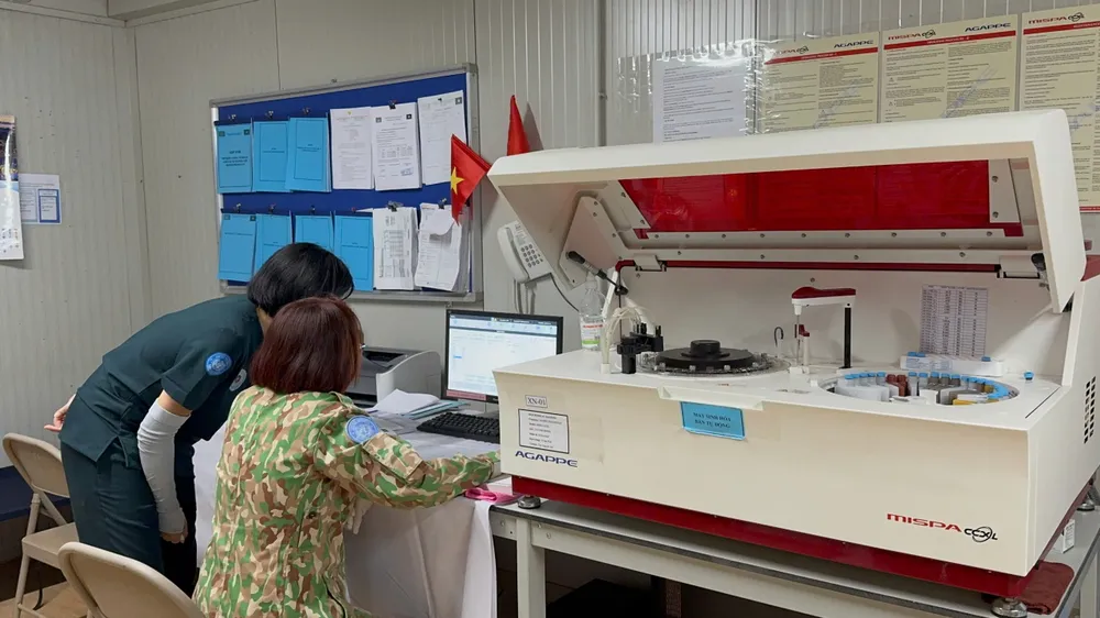 Nhân viên BVDC 2.7 nhận bàn giao nhiệm vụ từ BVDC 2.6 1000005345.jpg