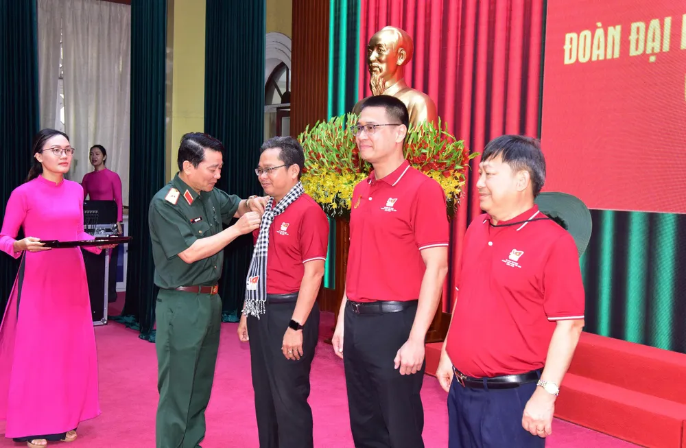 Đại diện Ban Quản lý Lăng trao Huy hiệu Hồ Chí Minh cho các đại biểu. Ảnh: MINH THI 55ee45fb7b3cf162a82d (1).jpg