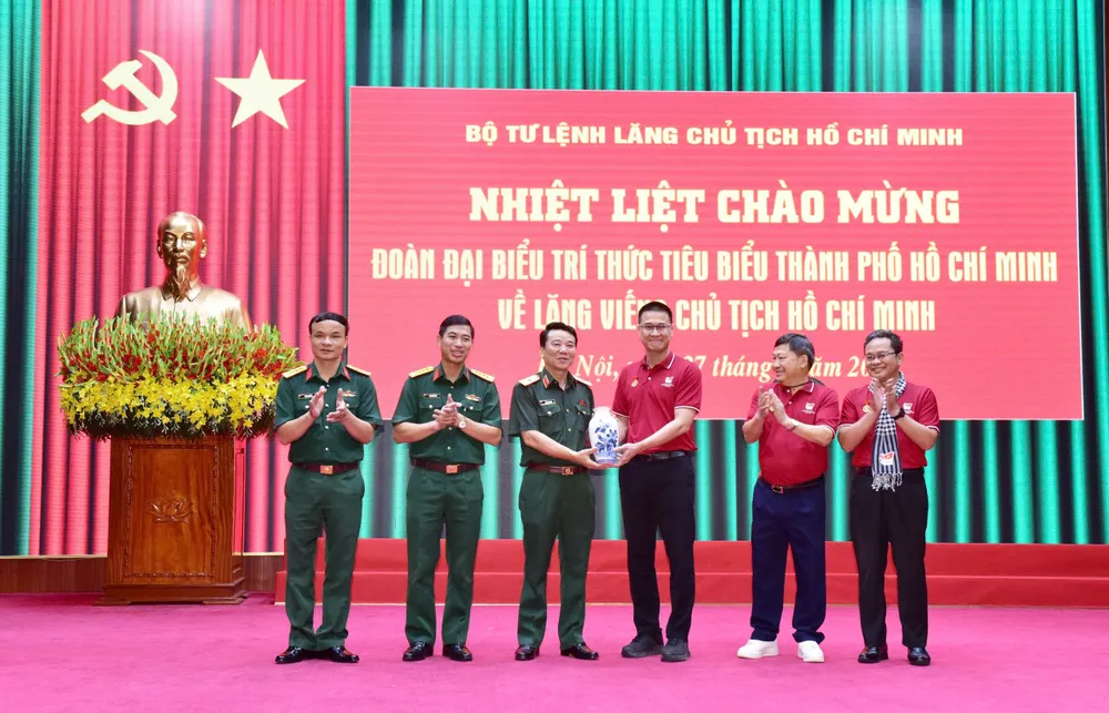 Đại diện Đoàn hành trình về nguồn “Tự hào trí thức Thành phố mang tên Bác” trao tặng quà lưu niệm cho Ban quản lý Lăng Chủ tịch Hồ Chí Minh. Ảnh: MINH THI a67501a63c61b63fef70.jpg