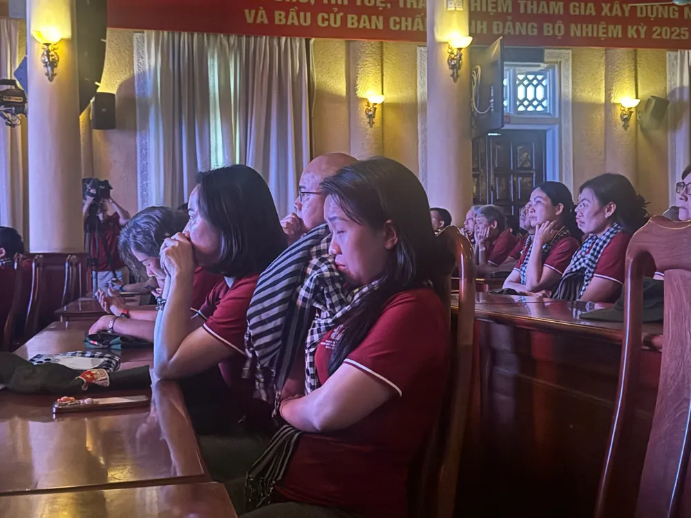 Nhiều đại biểu xúc động khi xem thước phim tư liệu về những ngày cuối cùng của Bác. Ảnh: THÀNH AN a83cd40706ca8c94d5db (2).jpg