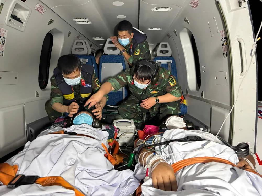 3 người bệnh được theo dõi đặc biệt trên chuyến bay từ đặc khu Trường Sa về đất liền điều trị 6620401a15f29facc6e3.jpg