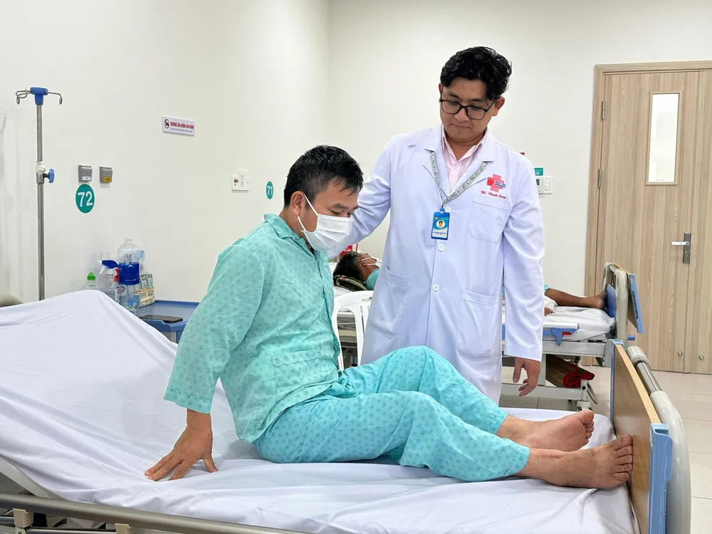 Bác sĩ thăm khám cho người bệnh sau phẫu thuật