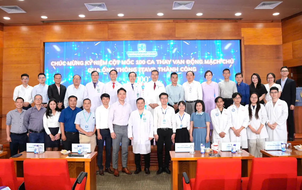 Các đại biểu chụp hình lưu niệm tại lễ kỷ niệm Đại biểu và khách mời tham dự lễ kỷ niệm (4).jpg