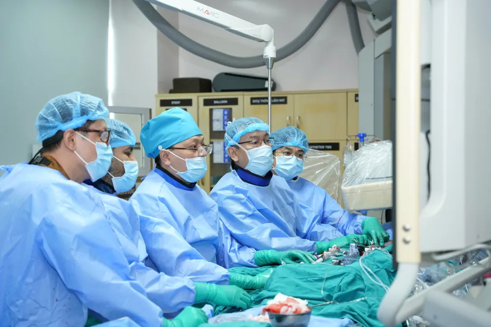 Êkíp bác sĩ thực hiện thủ thuật TAVI cho người bệnh