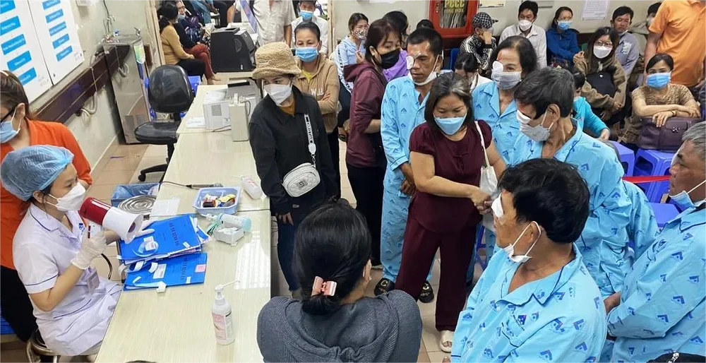 Người bệnh chờ phẫu thuật tại Bệnh viện Mắt TPHCM mo-phaco-2-edited-1690281500489.png