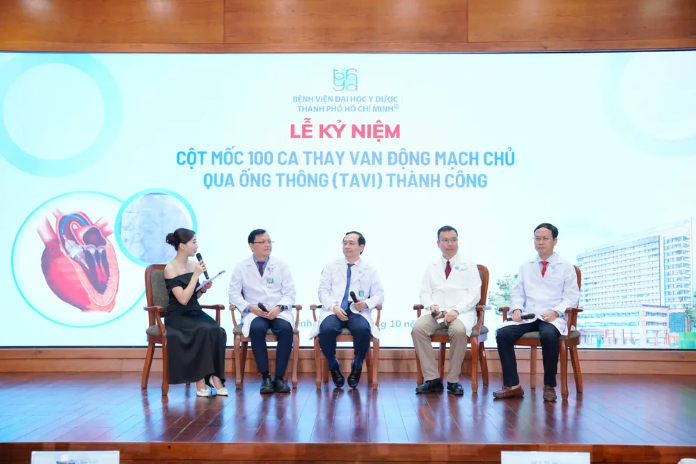Các bác sĩ chia sẻ những ưu nhược điểm của thủ thuật TAVI Tọa đàm giao lưu cùng chuyên gia GS TS BS. Trương Quang Bình, PGS TS BS. Nguyễn Hoàng Định, TS BS. Vũ Hoàng Vũ, TS BS. Cao Đằng Khang.jpg