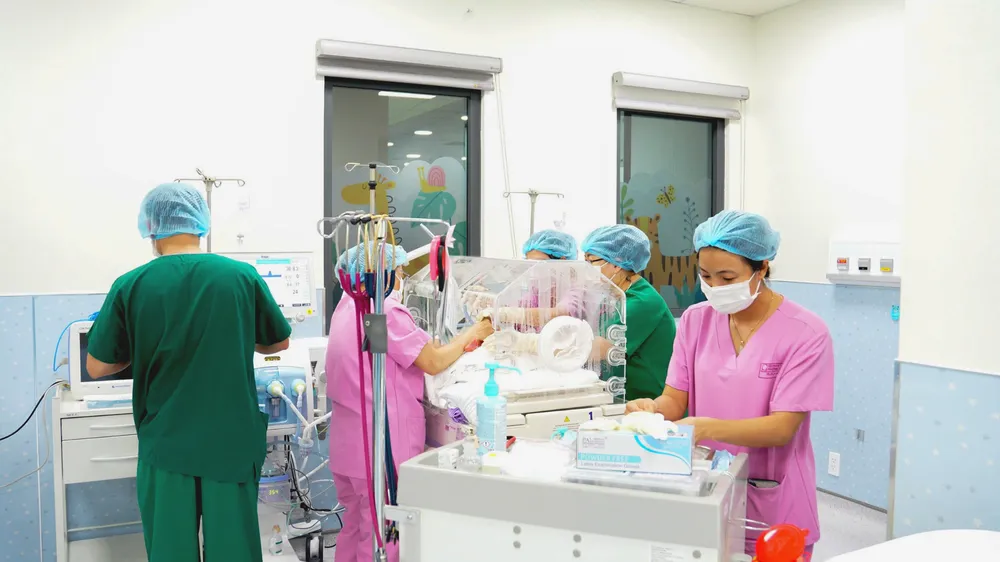 Các bác sĩ chăm sóc cho bệnh nhi sinh non Cham sóc trẻ sinh non BV PHuong Nam.png