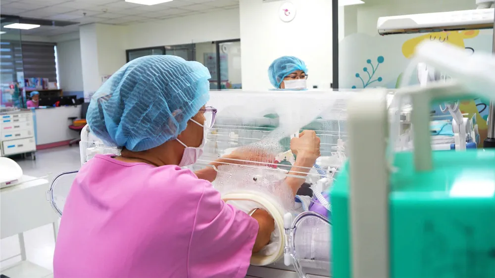 Bé được bơm thuốc hỗ trợ phổi sớm trong chưa đầy 6 giờ đầu sau sinh