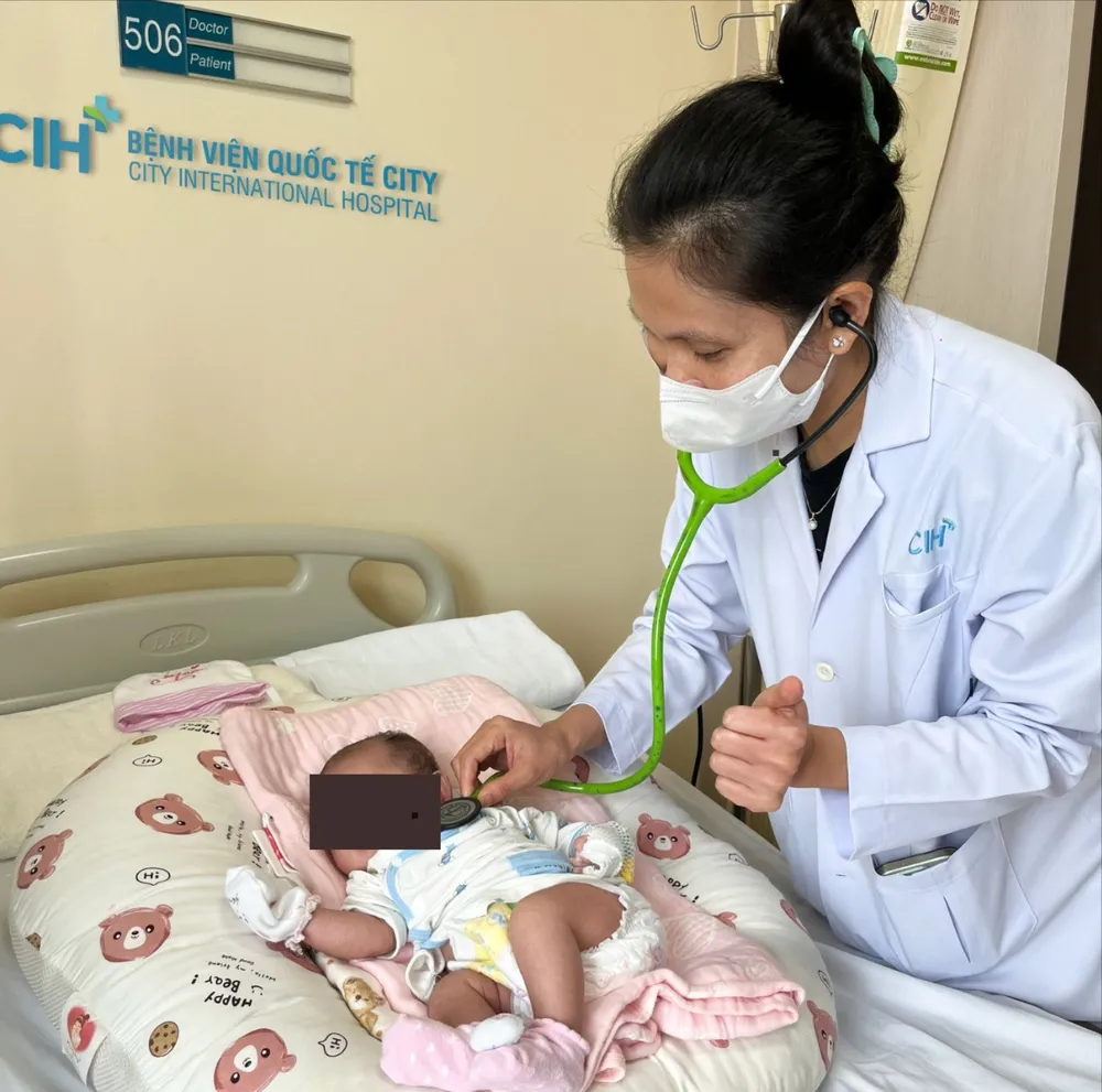 Bác sĩ thăm khám cho bệnh nhi sau phẫu thuật 1000005868.jpg