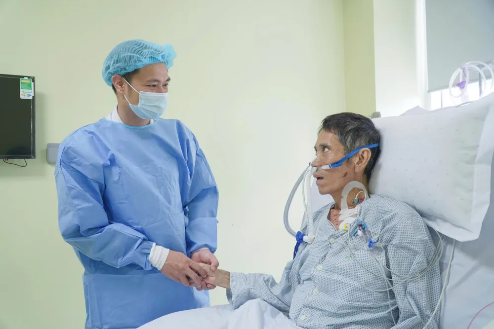 Bác sĩ thăm khám cho người bệnh sau phẫu thuật ghép gan 1000005874.jpg