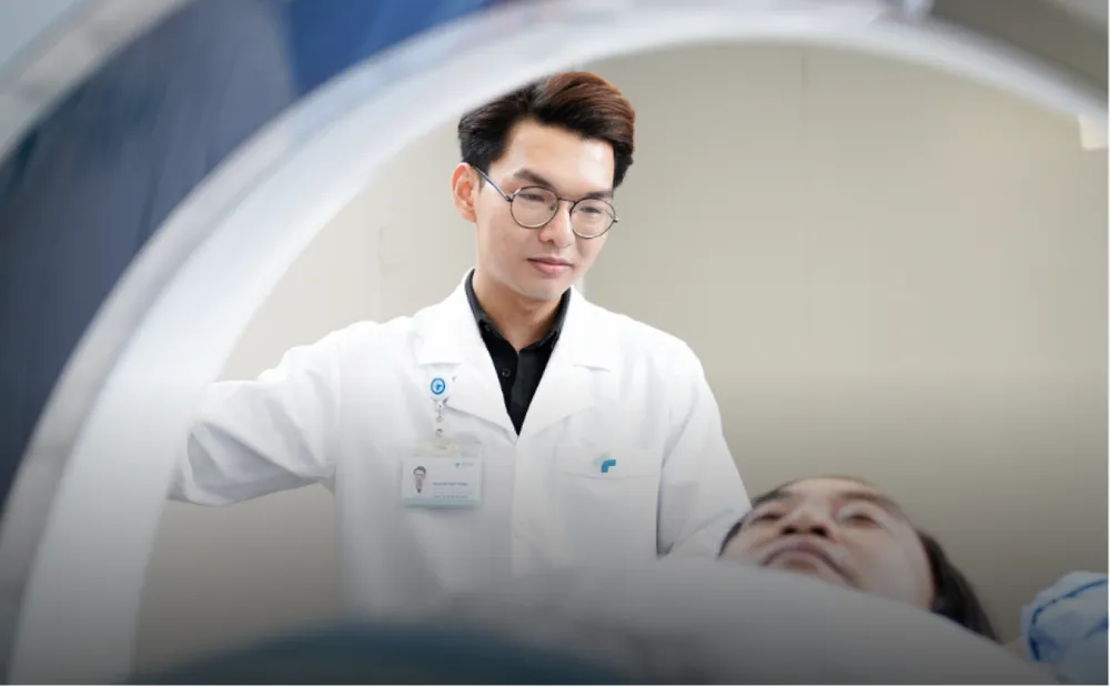 Bác sĩ chuẩn bị chụp MRI cho người bệnh Group-1721.png