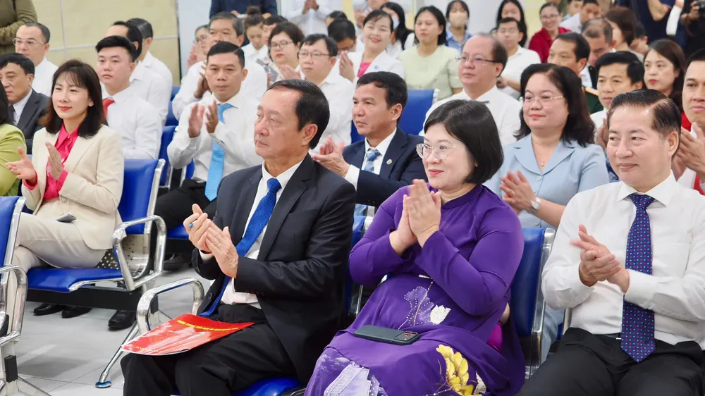 Các đại biểu tham dự buổi lễ. Ảnh: HOÀNG HÙNG 1000005935.jpg