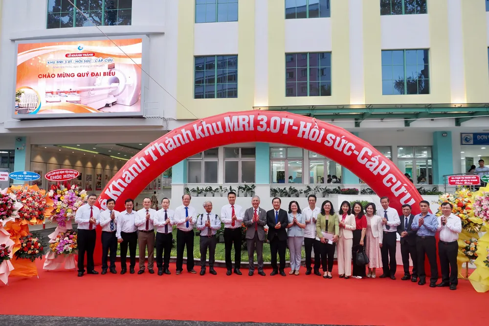 Các đại biểu chụp hình lưu niệm tại lễ khánh thành. Ảnh: HOÀNG HÙNG 1000005941.jpg