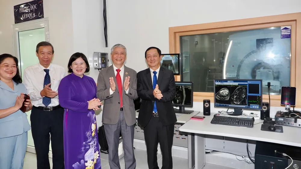 Các đại biểu chúc mừng Bệnh viện Từ Dũ trang bị nhiều hệ thống hiện đại. Ảnh: HOÀNG HÙNG 1000005943.jpg