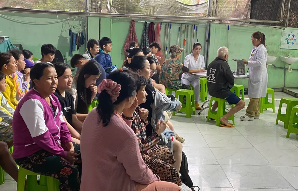 Bác sĩ Bệnh viện An Bình (TPHCM) đang thăm khám cho người dân vùng lũ