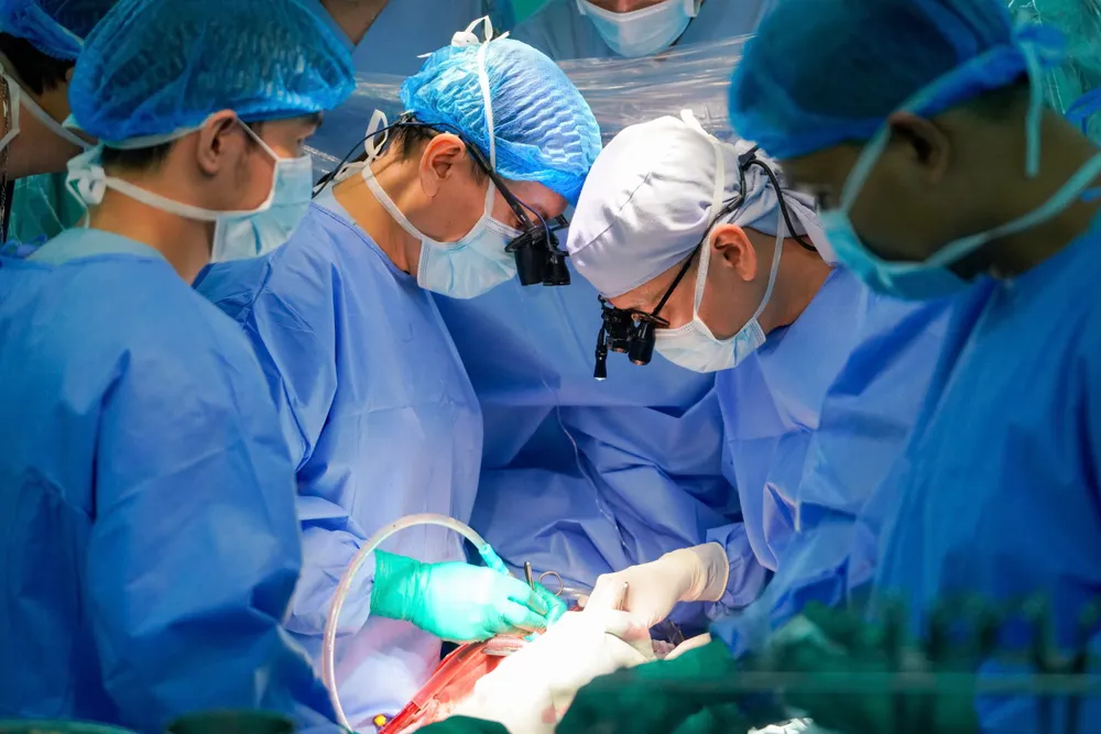 Các bác sĩ phẫu thuật ghép tim cho bệnh nhi 9 tuổi