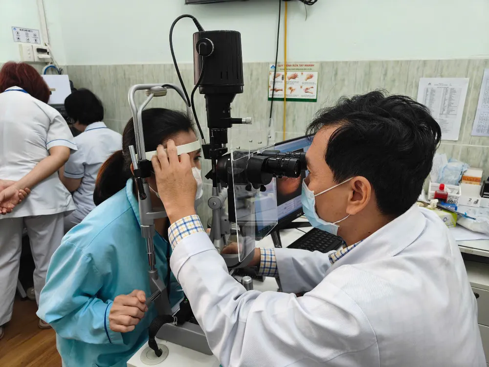 ד BS Vinh tham kham người bệnh sau mo.jpg