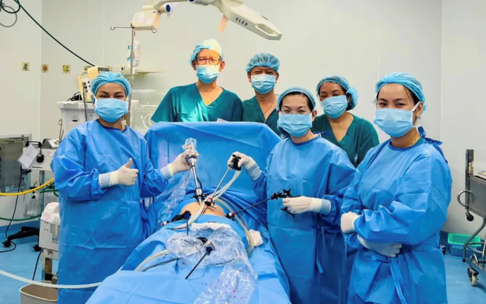 Các bác sĩ mổ cấp cứu cho sản phụ