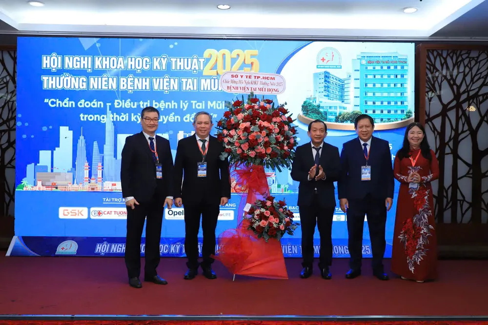 Docent Nguyen Anh Dung, biträdande chef för Ho Chi Minh-stadens hälsodepartement (tredje från höger), överlämnar blommor för att gratulera konferensen. 1000006434.jpg