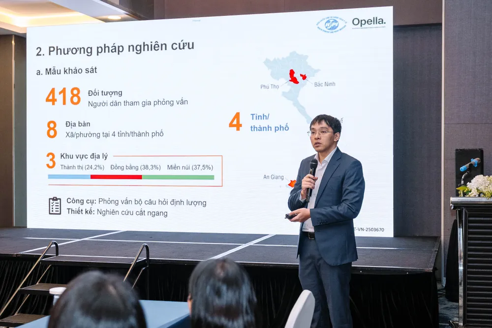 Perwakilan dari Institut Kebijakan dan Strategi Kesehatan (Kementerian Kesehatan) membagikan temuan penelitian tersebut. Đại diện Viện Chính sách & Chiến lược Y tế chia sẻ kết quả nghiên cứu.JPG