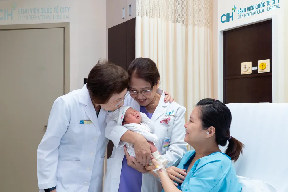 Các bác sĩ thăm khám cho mẹ con sản phụ