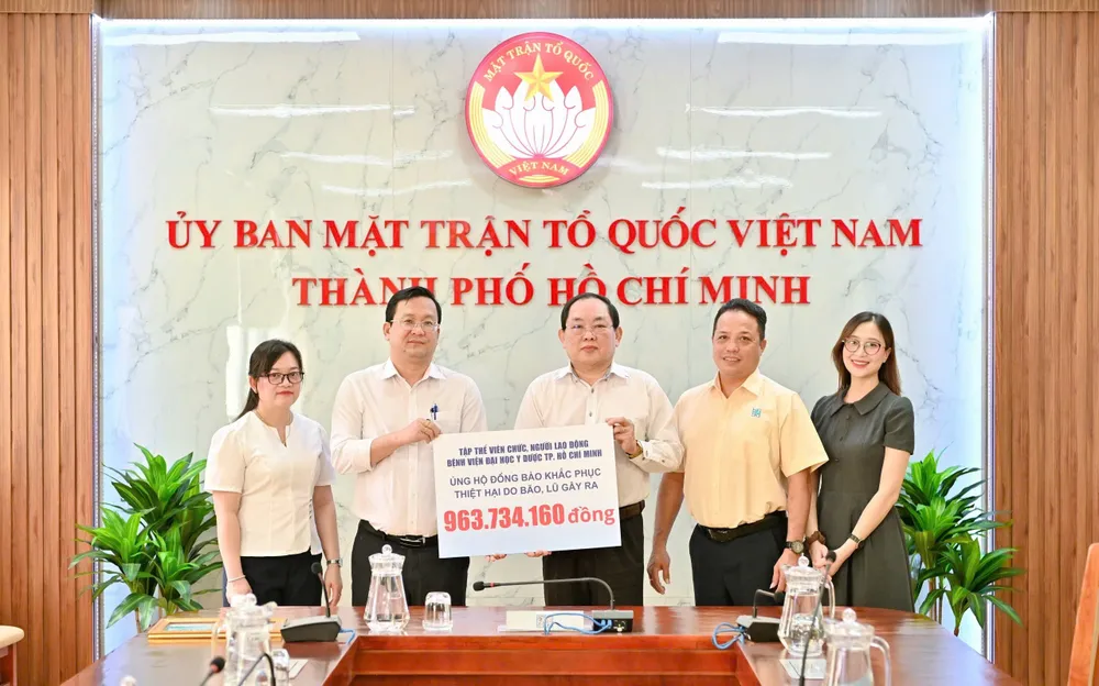 Đại diện Bệnh viện Đại học Y Dược TPHCM trao tặng số tiền đóng góp của tập thể cán bộ, nhân viên y tế tới Ủy ban MTTQ Việt Nam TPHCM