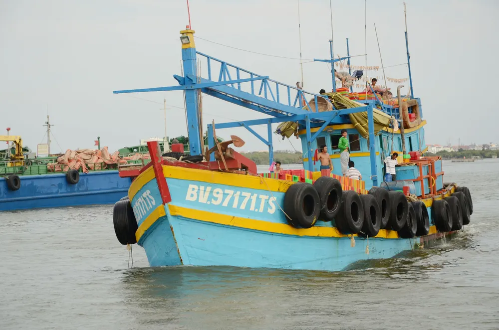 Tàu cá đánh bắt xa bờ của ngư dân TPHCM vươn khơi tau luoi.jpg