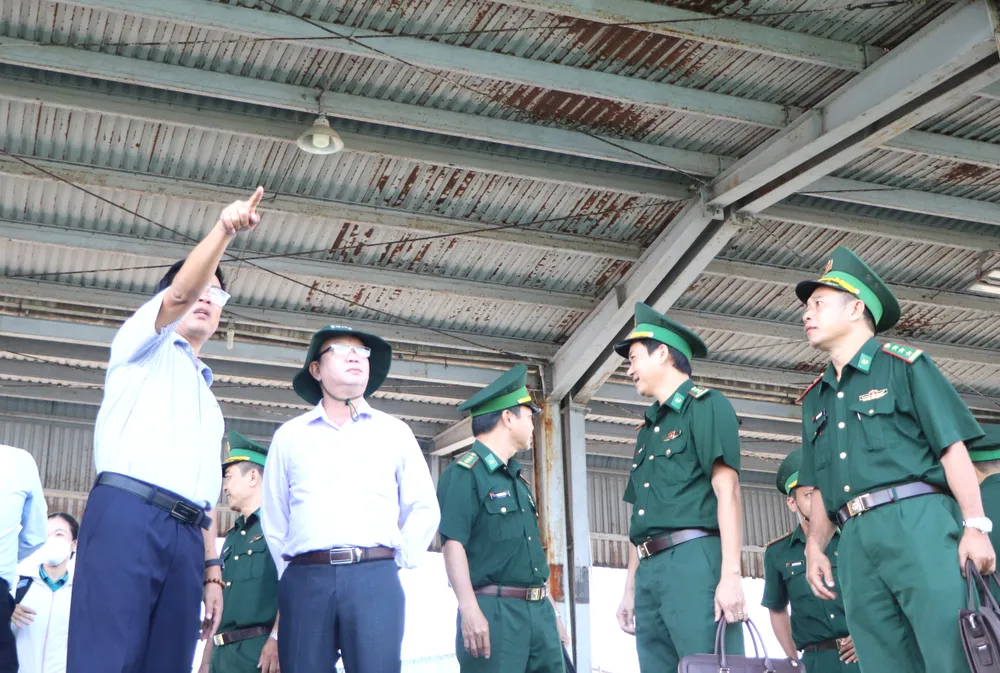 Đồng chí Bùi Minh Thạnh, Phó Chủ tịch UBND TPHCM, kiểm tra tại cảng cá Cát Lở (phường Phước Thắng) IMG_3486.JPG