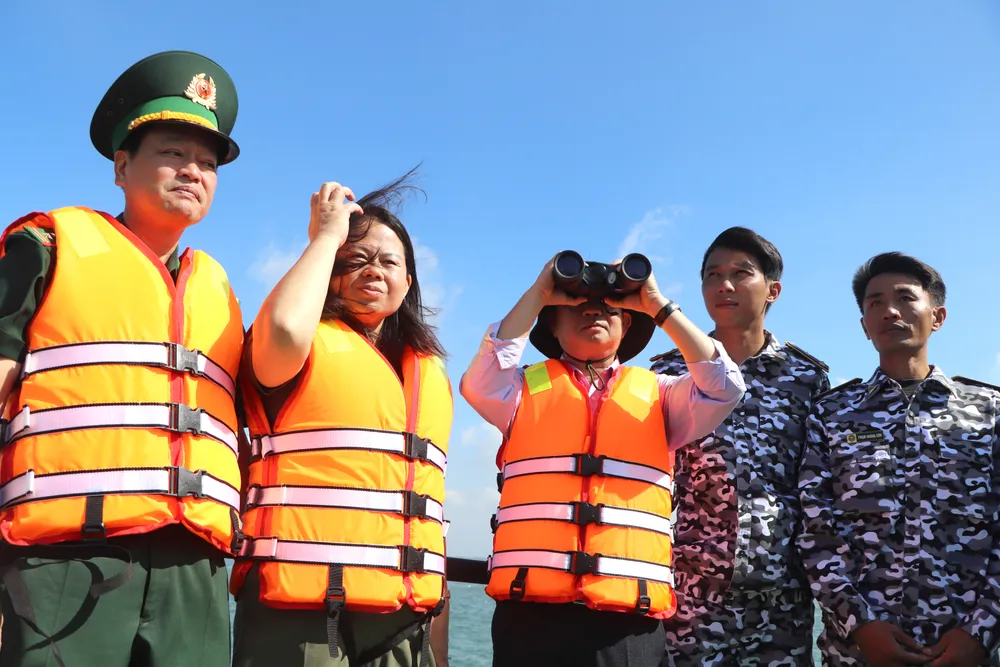 Phó Chủ tịch UBND TPHCM Bùi Minh Thạnh kiểm tra hoạt động của tàu cá IMG_3590.JPG