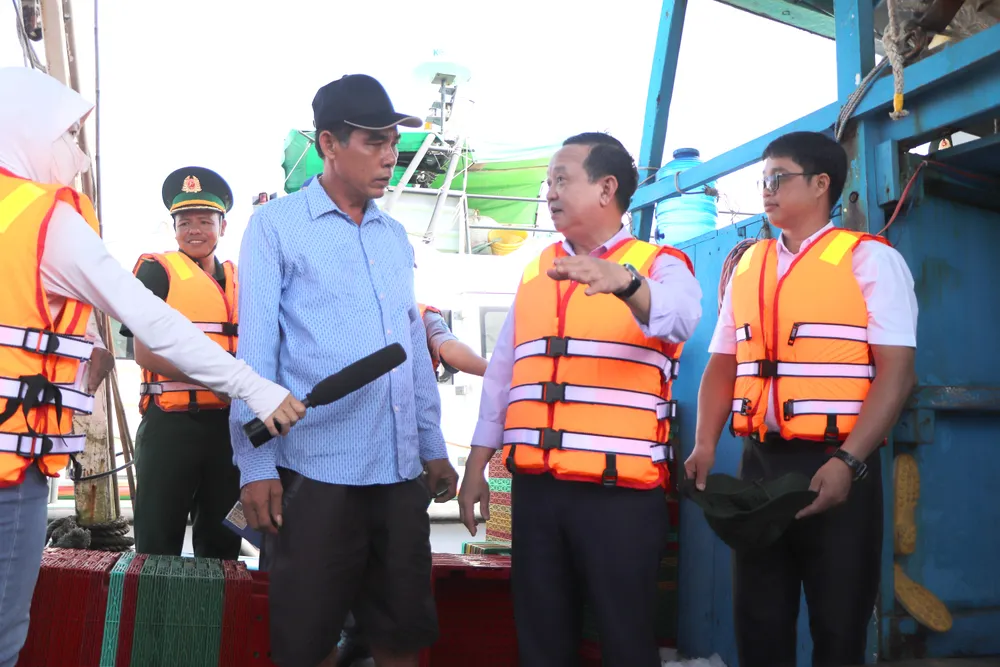 Đồng chí Bùi Minh Thạnh trao đổi trực tiếp với ngư dân Nguyễn Minh Hùng, thuyền trưởng tàu BV.98432.TS khi tàu cập cảng Incomap (phường Vũng Tàu) IMG_3706.JPG