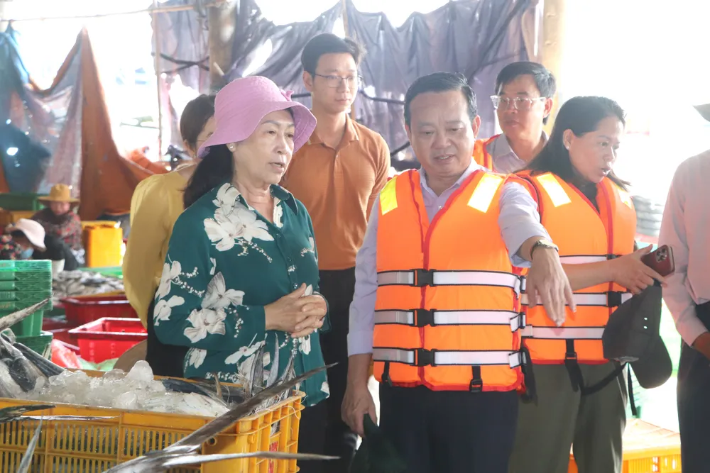 Trưởng Ban Chỉ đạo IUU trao đổi với bà Nguyễn Thị Hạnh, chủ vựa cá Hạnh Lài tại cảng cá Incomap IMG_3732.JPG