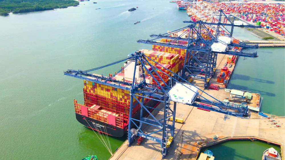 Tàu container cập cảng z7118775014186_50a8ce3f1e5b735a365f52e6eacee0f9.jpg