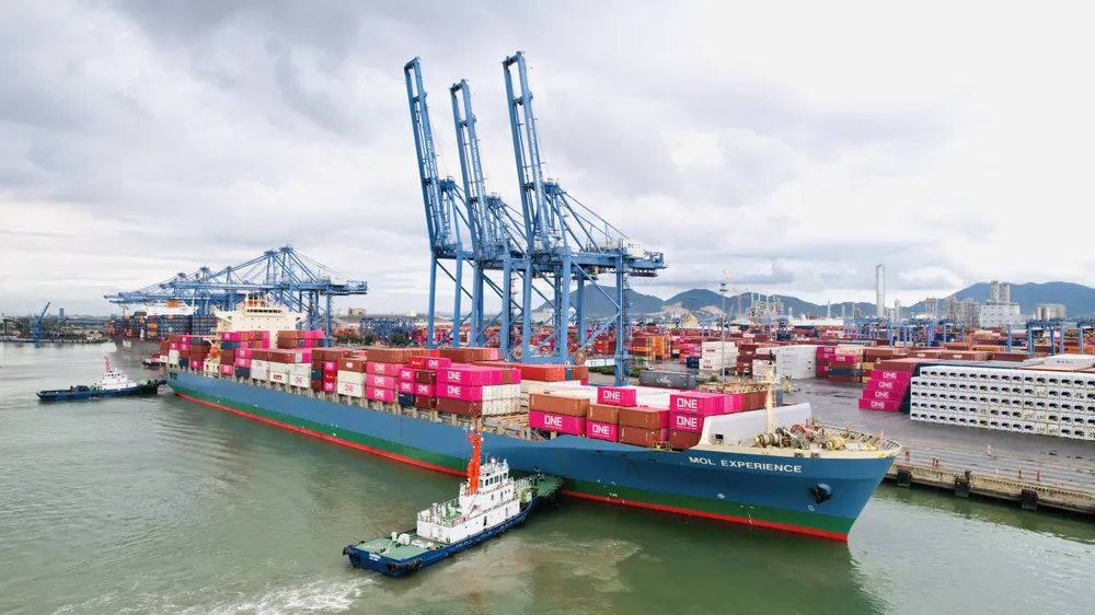 Tàu mẹ MOL EXPERIENCE có tải trọng khoảng 63.000 DWT cập cảng TCIT DJI_0301.JPG