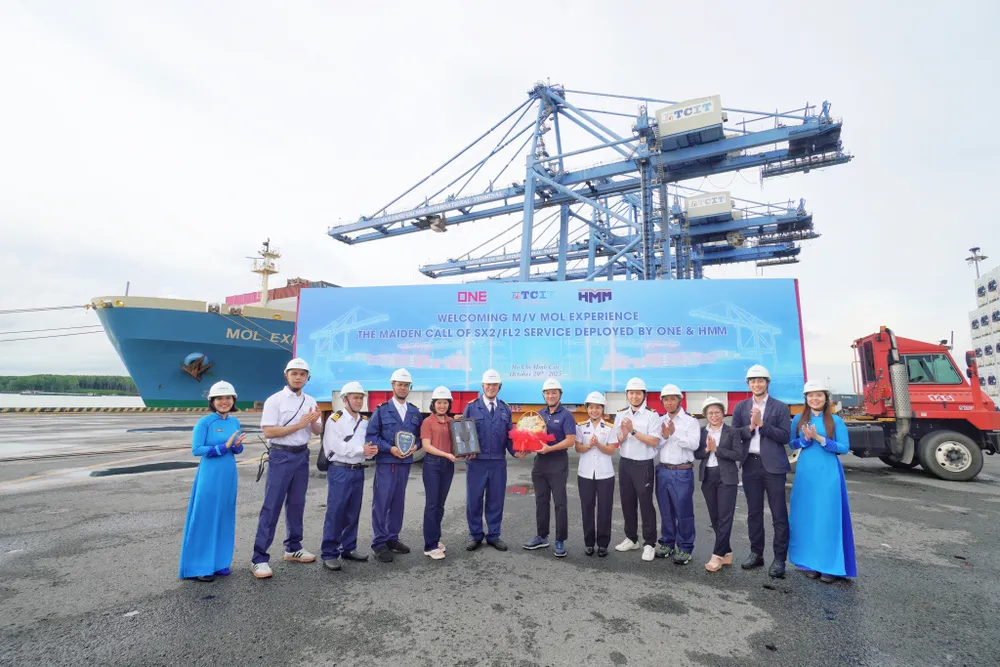 Đại diện Tổng Công ty TCSG, TCIT tặng hoa và quà lưu niệm cho thuyền trưởng và thủy thủ đoàn IMG_0559.JPG