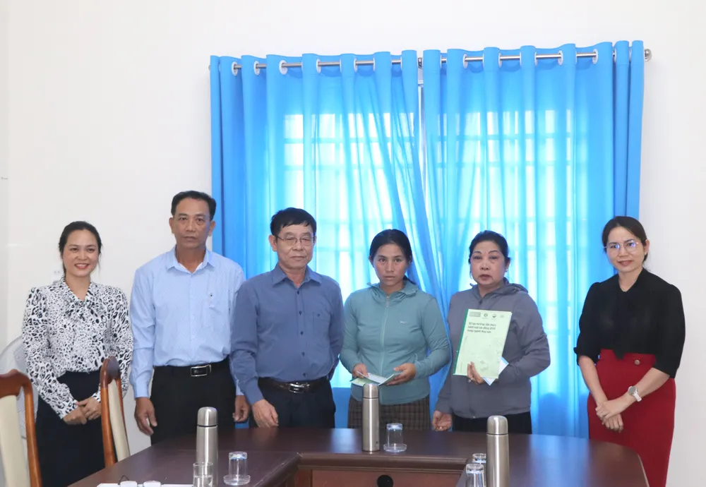 Hội Thủy sản TPHCM và Chi cục Thủy sản và Kiểm ngư TPHCM trao tiền hỗ trợ cho các chủ tàu bị nạn IMG_3925.JPG