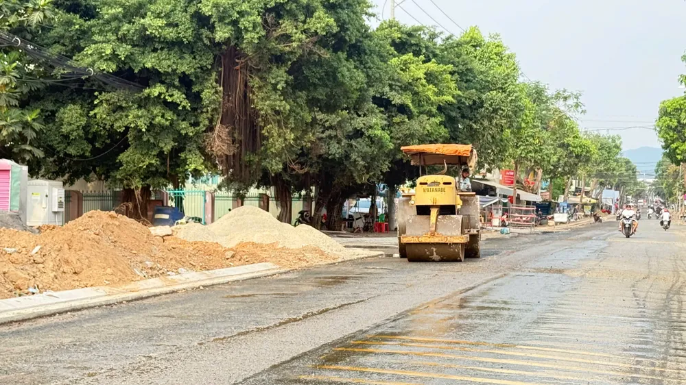 Hương lộ 5 đang được sửa chữa.