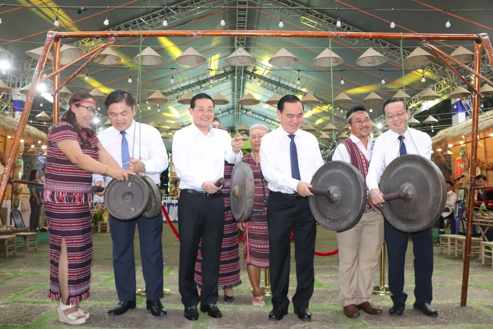 Phó Chủ tịch UBND TPHCM Bùi Minh Thạnh cùng lãnh đạo sở, ngành thực hiện gõ cồng chiêng của đồng bào dân tộc Chơ Ro tại lễ khai mạc