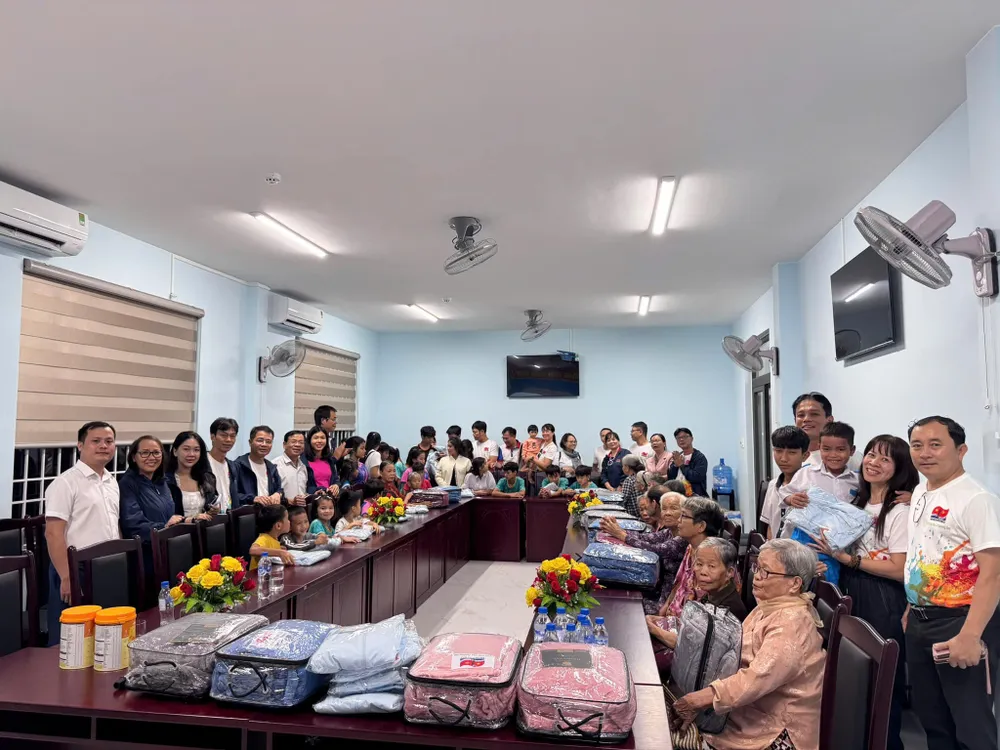 Trao quà cho những mảnh đời khó khăn tại Trung tâm Công tác xã hội tỉnh Quảng Ngãi .