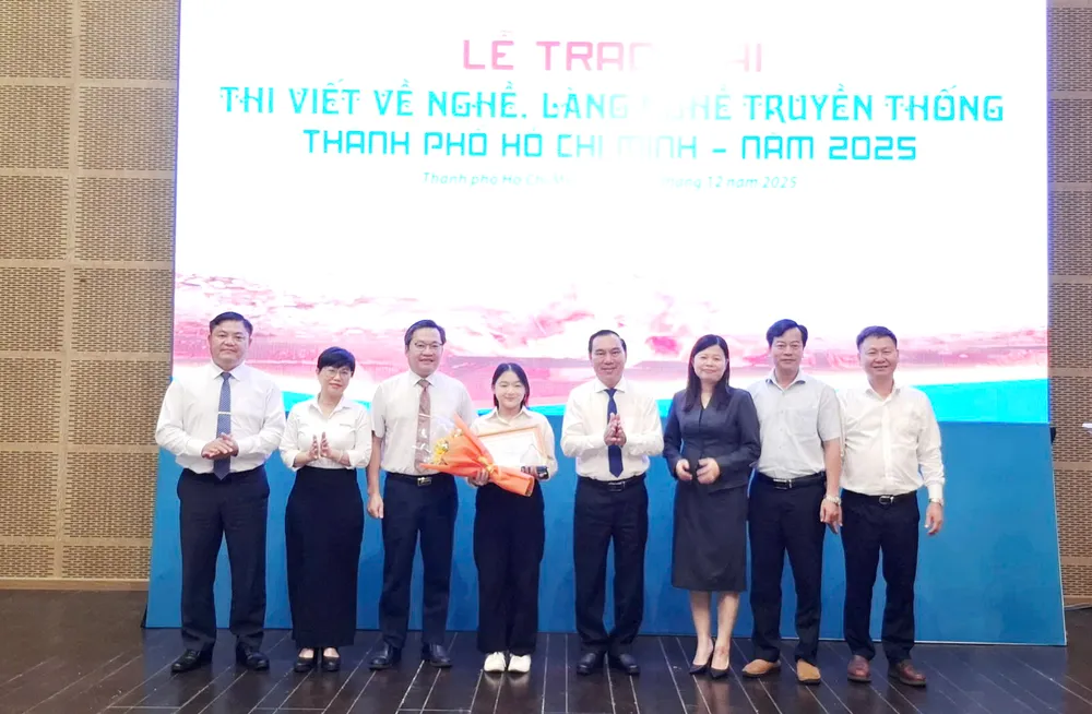 Ban Tổ chức chúc mừng tác giả Lương Thảo Vân, sinh viên Trường Đại học Văn Lang với tác phẩm “Giữ lửa lò gốm giữa lòng phố thị" đoạt giải Nhất.