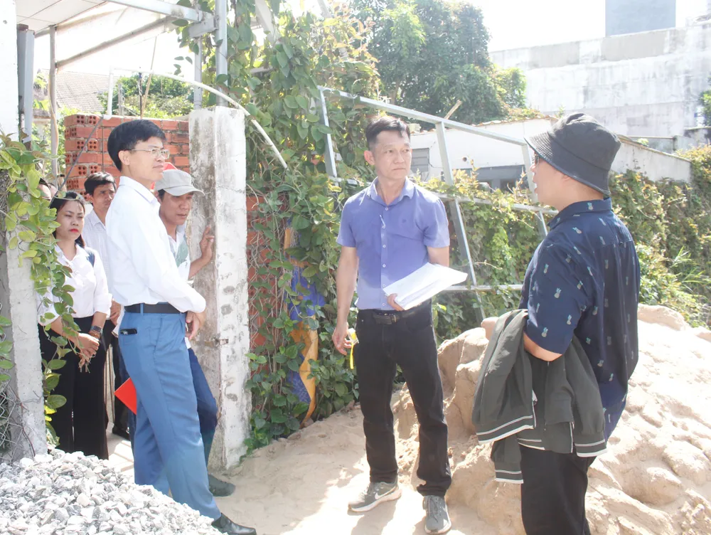 Chủ tịch UBND phường Vũng Tàu Vũ Hồng Thuấn (bên trái) kiểm tra thực địa tại hiện trường.