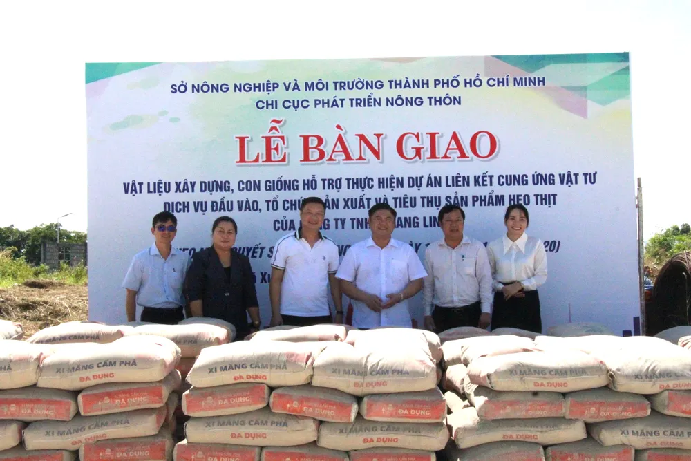 Bàn giao vật tư nông nghiệp cho Công ty TNHH Trang Linh
