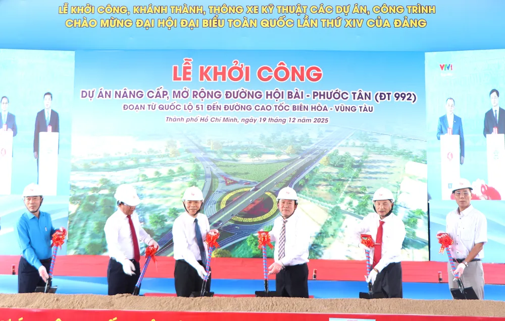 Thực hiện nghi thức khởi công dự án nâng cấp, mở rộng đường Hội Bài - Phước Tân