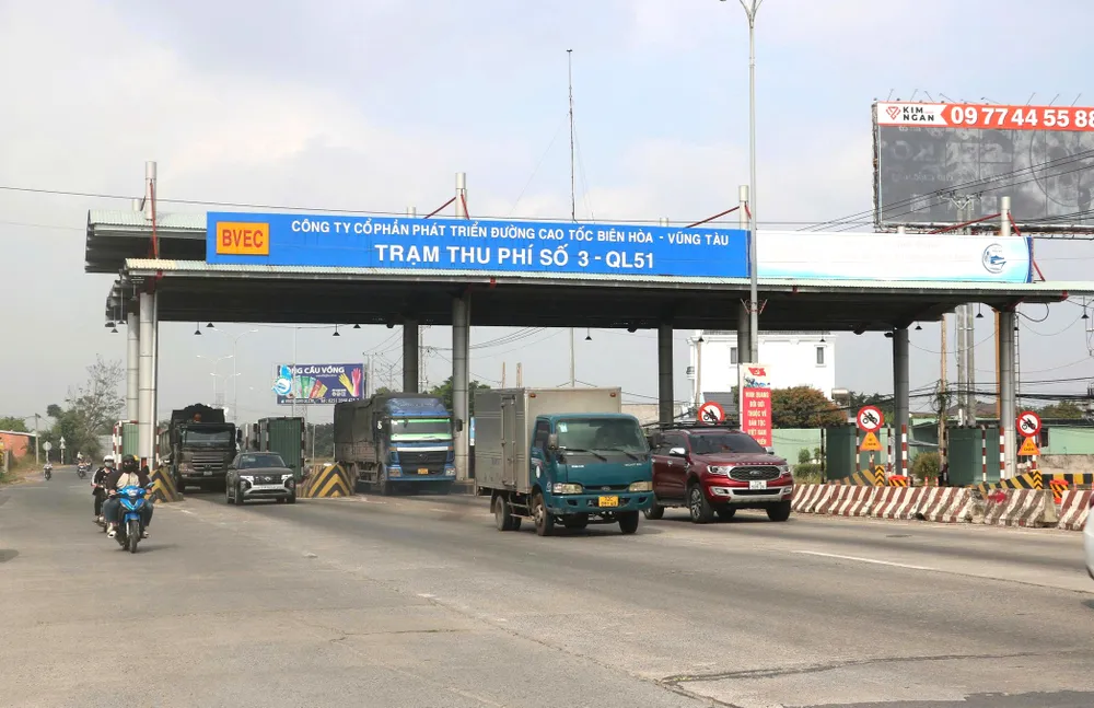 टोल स्टेशन अब चालू नहीं है, जिससे इलाके में यातायात का प्रवाह बाधित हो रहा है। tram thu phí mới 1.jpg